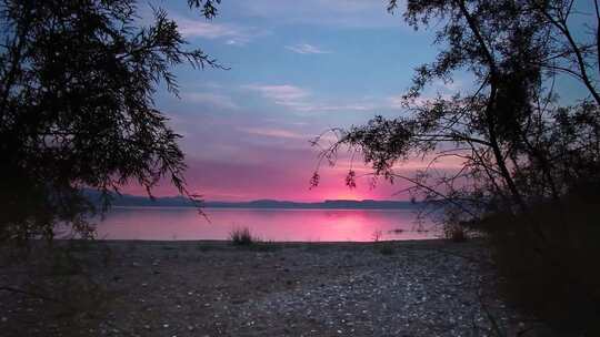湖面日落黄昏