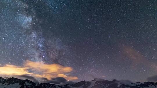 银河系和恒星在阿尔卑斯山上空旋转