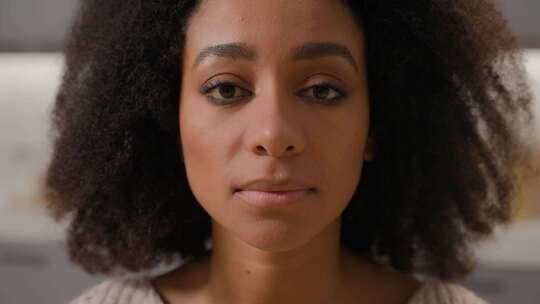 特写头像女性肖像非裔美国人女性女孩悲伤的视频素材模板下载