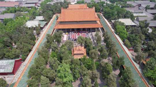 古建筑前传统仪式活动场景