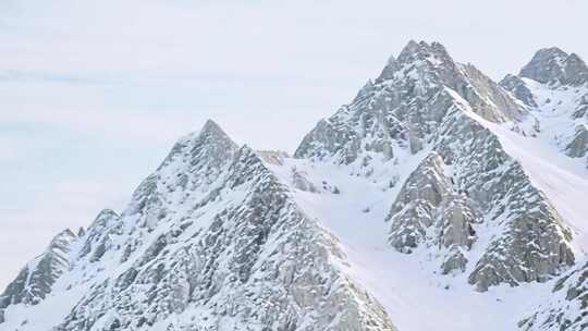 壮观的雪山景色全景