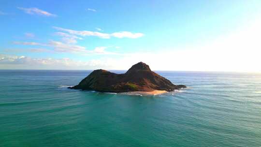 美国夏威夷瓦胡岛迎风海岸的莫库鲁阿岛。宽