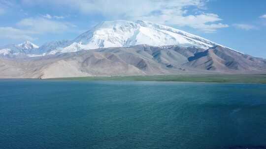 4k航拍新疆慕士塔格峰和喀拉库勒湖泊
