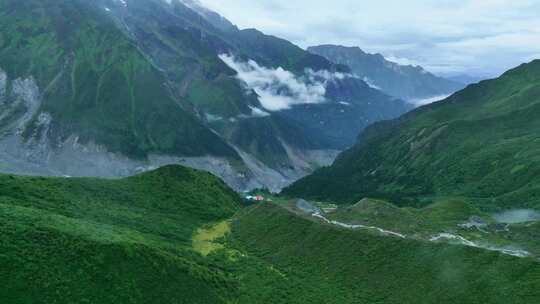 航拍四川甘孜磨西镇海螺沟高山草甸河谷风光