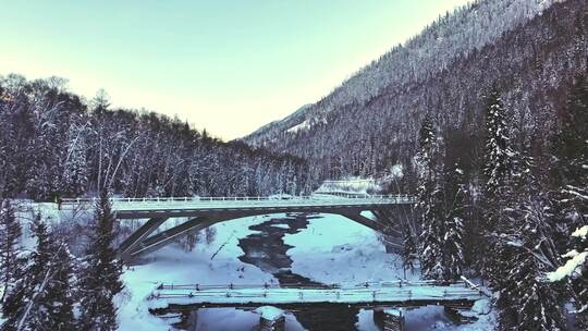 航拍新疆雪山风光