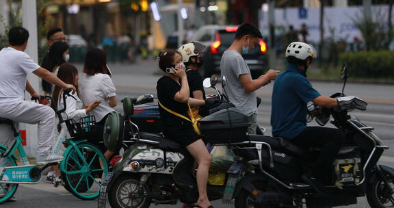 街拍马路口来往人群电动车车辆