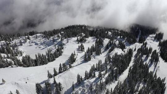 从空中俯瞰滑雪山
