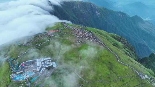 武功山航拍金顶登山游客鸟瞰山顶山峰风光