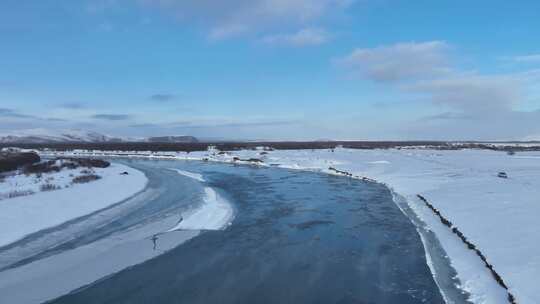 航拍流淌冰凌的冰封河流视频素材模板下载