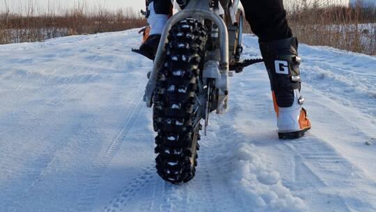 雪地里骑行摩托视频素材模板下载