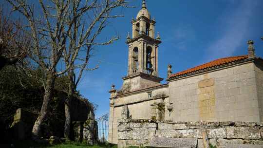 西班牙奥伦塞空荡荡的教堂墙壁的静态侧视图