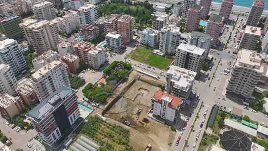 鸟瞰图开始用重型机器浇筑混凝土