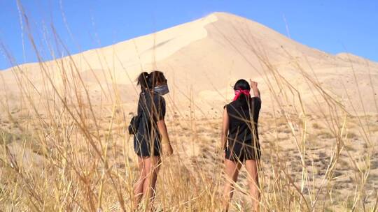 沙漠中的两位女游客