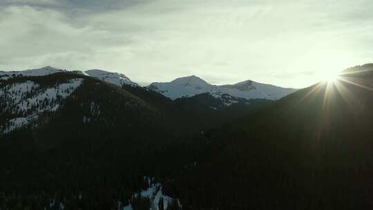 雪山森林日出雪景山脉山峰雪松原野朝阳