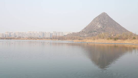 中国山东济南华山湖湿地景区秋冬倒影景观