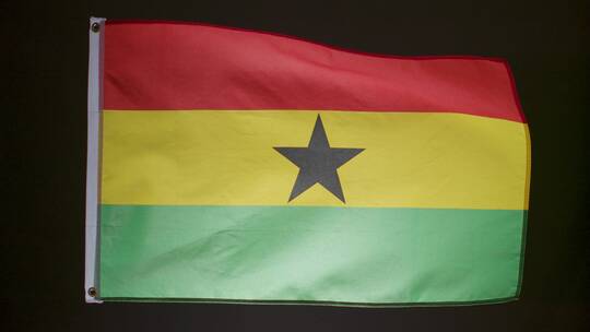 黑暗中飘扬的加纳国旗视频素材模板下载