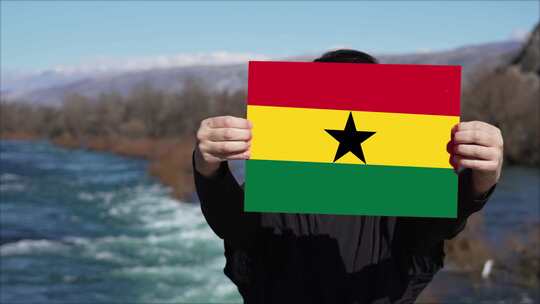 手持加纳国旗横幅的人视频素材模板下载