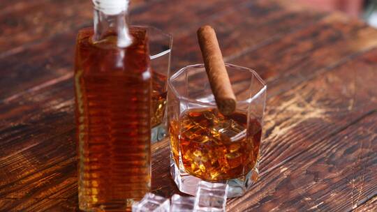 桌子上的威士忌和雪茄