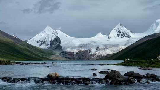 西藏网红景区萨普神山雪山湖泊航拍自然风景