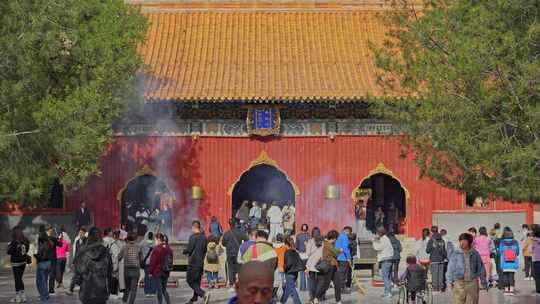 北京雍和宫烧香拜佛的人