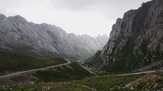 扎尕那草原云雾山峰公路