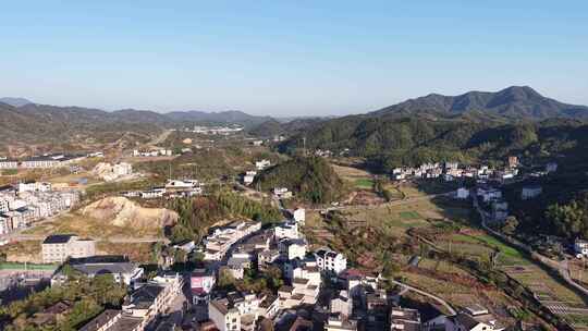 依山傍水的乡村小镇全景