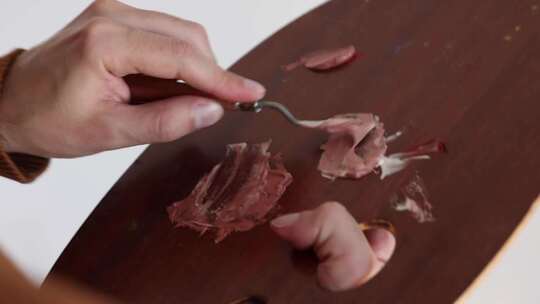 一个人在调色板上涂抹油漆