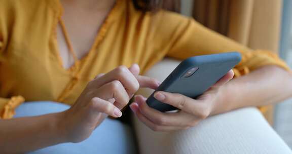 女性居家使用智能手机