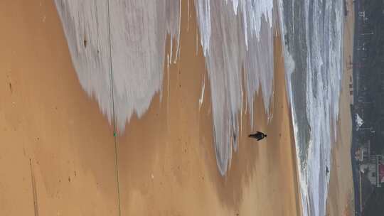 山东威海国际海水浴场冬季的沙滩海浪视频素材模板下载