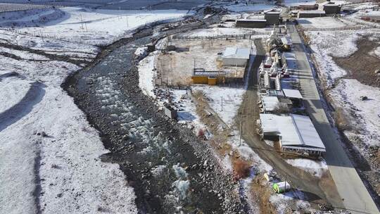 川西航拍雪后的上城子村雪景田园风光