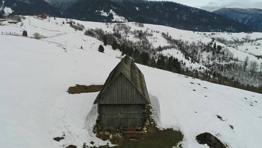 雪山山顶上的小木屋