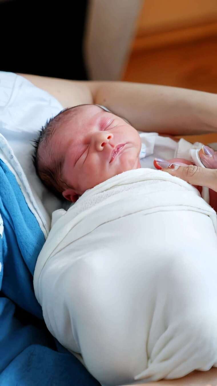 怀抱中的新生婴儿