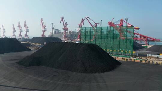 航拍运输煤炭的港口