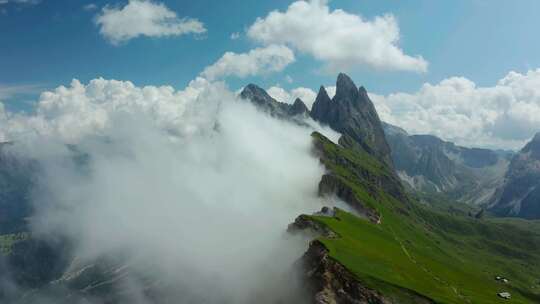 背景是云雾的山