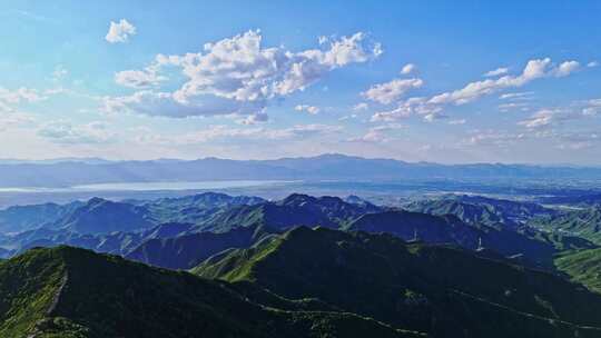 夏季山顶蓝天白云绿色群山