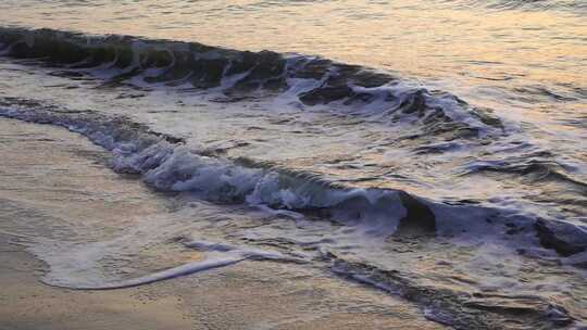 沙滩海水特写潮汐浪花拍打海岸海边涨潮退潮