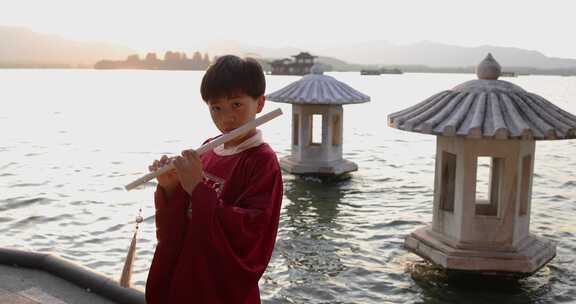 杭州西湖柳浪闻莺翠光亭穿汉服的男孩