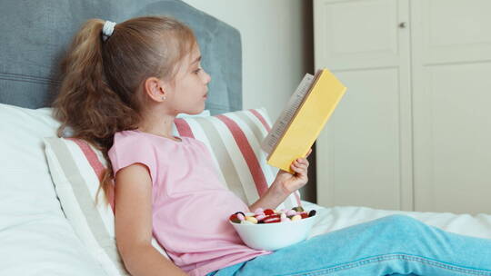 女孩看书吃糖果