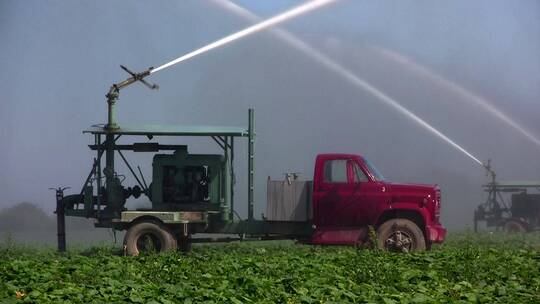 卡车的灌溉系统灌溉农田