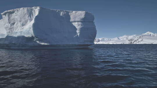 南极洲空中飞行飞越海洋到达冰山