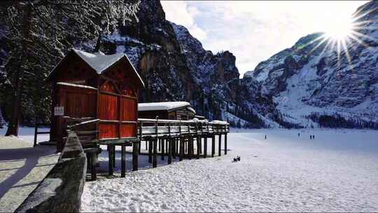 雪山脚下带木屋的冰湖风光