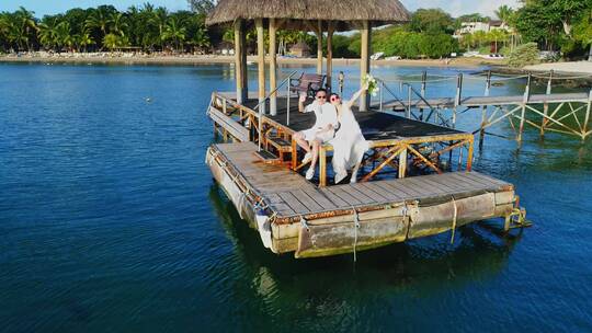 大海栈桥情侣爱人恋人招手海岛蜜月航拍
