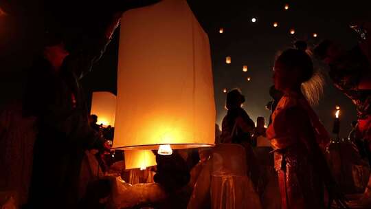 万人放飞孔明灯