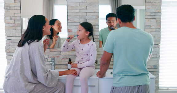 快乐，家庭和刷牙在浴室教学在家里与孩子在