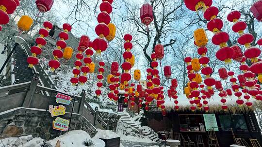 新年大红灯笼上的积雪