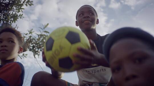玩足球的非洲孩子们