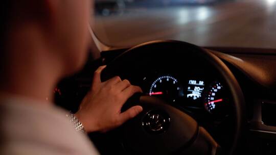 男人夜晚开车 回家路上开导航查找目的地