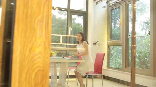 清晨女孩开窗透气美好生活