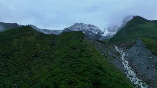 航拍四川甘孜海螺沟景区扇子山雪山草甸风光