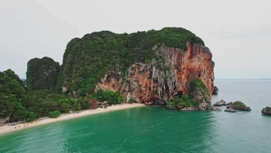 泰国帕南海滩与石灰岩悬崖的无人机视图。